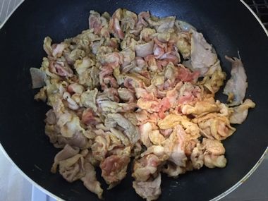 豚肉を炒めています。