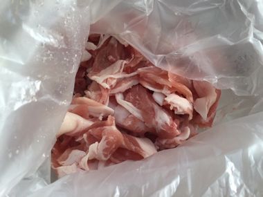 ビニール袋に入った豚肉です。