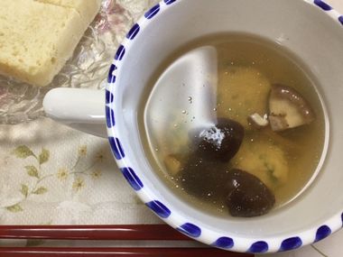 カップによそった椎茸と鶏団子のスープです。