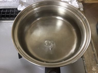 小鍋にお湯が沸いています。