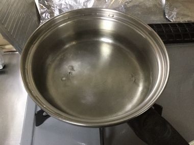 小鍋に沸騰したお湯です。