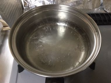 小鍋にお湯が沸いています。塩入り