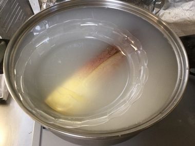 落とし皿をしたタケノコを茹でる鍋です。