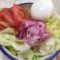 おいしい酢漬けの紫玉ねぎとレタスとトマトとゆで卵のサラダです。