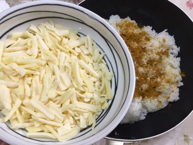 中華スープの素とカレー粉とミックスチーズご飯です。
