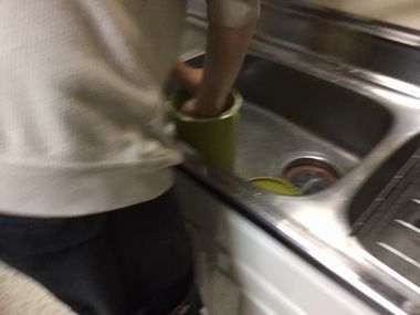 らっきょうを漬けたタッパーを洗うこーぎーです。
