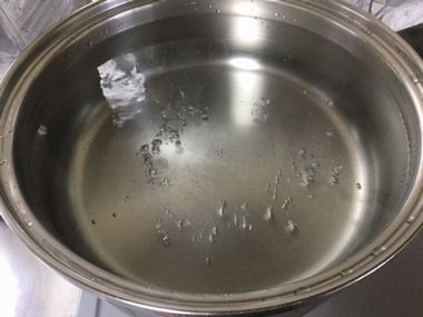 大鍋に沸いたお湯です。