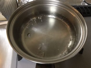 小鍋に沸いたお湯です。