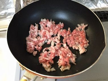 肉を炒めています。