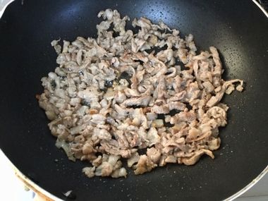 薄切り肉を炒めています。