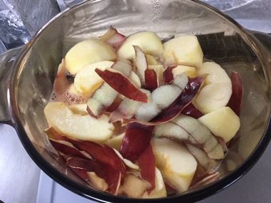 りんごを煮ています。