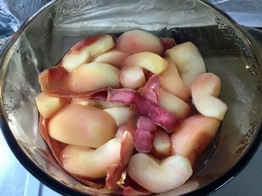 やわらかく煮えたりんごです。