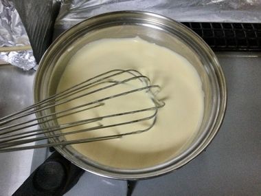 カスタードクリームを作っています。