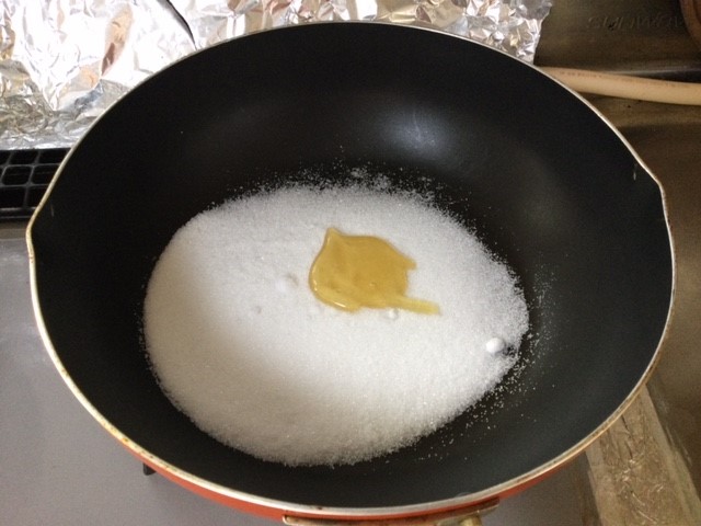 フライパンに砂糖と塩と塩が入っています。