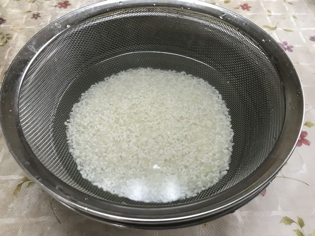 もち米とうるち米を合わせて研いで水に浸しています。