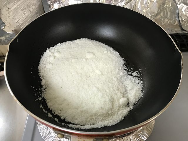 フライパンにあけた凍った塩です。