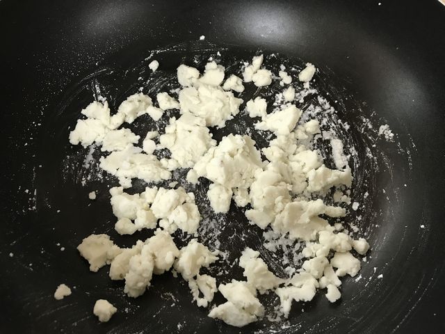 ボロボロとした塊になってきた塩です。